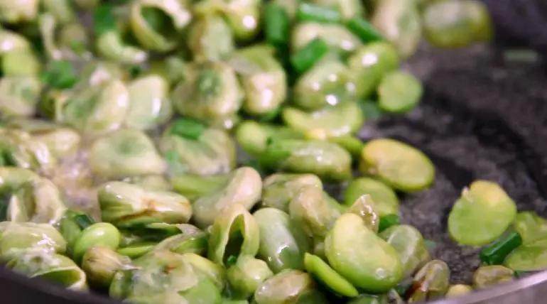 Incredibly delicious broad beans with scallion oil