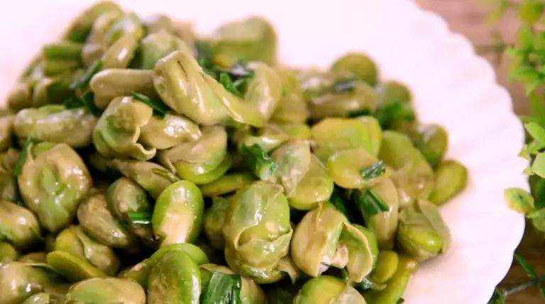 Incredibly delicious broad beans with scallion oil