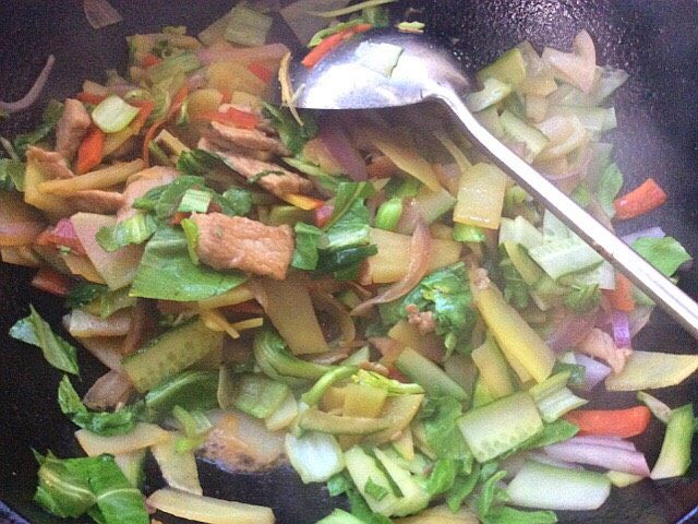 Fried fruit and vegetable hollow noodles