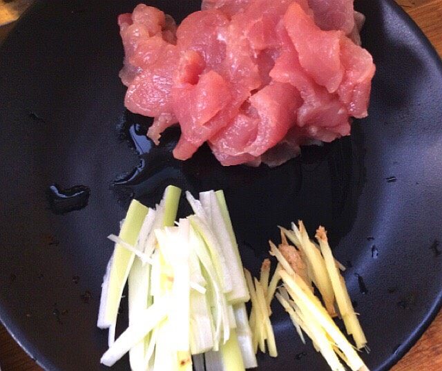 Fried fruit and vegetable hollow noodles