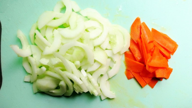 Seasonal vegetable stir-fried spaghetti