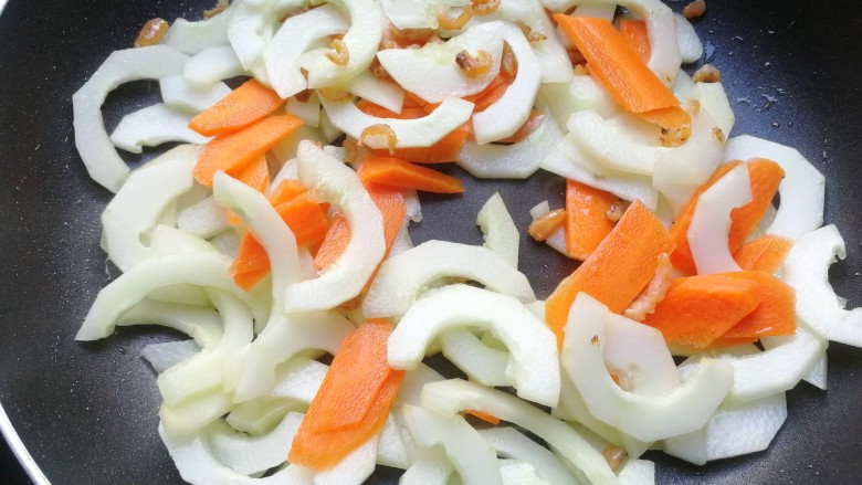 Seasonal vegetable stir-fried spaghetti