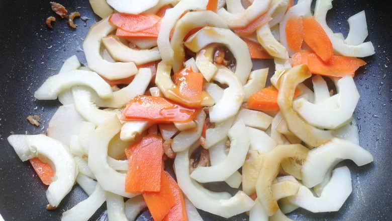 Seasonal vegetable stir-fried spaghetti