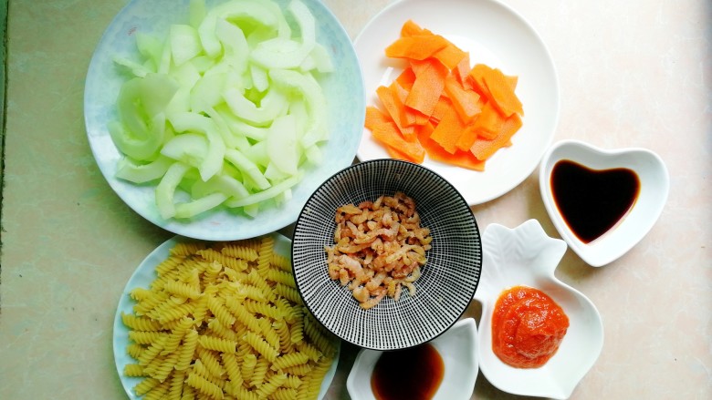 Seasonal vegetable stir-fried spaghetti