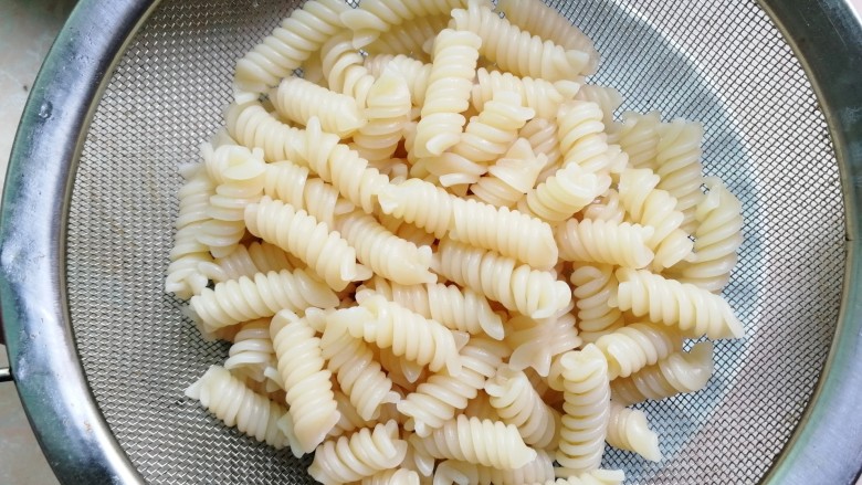 Seasonal vegetable stir-fried spaghetti