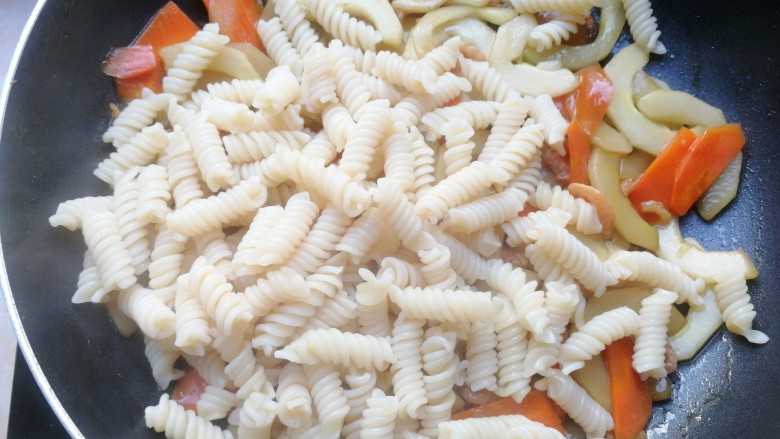 Seasonal vegetable stir-fried spaghetti