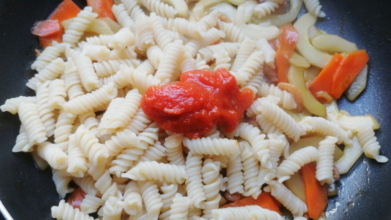 Seasonal vegetable stir-fried spaghetti