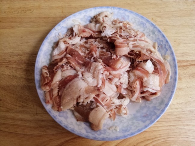 Mutton stir-fried with coriander