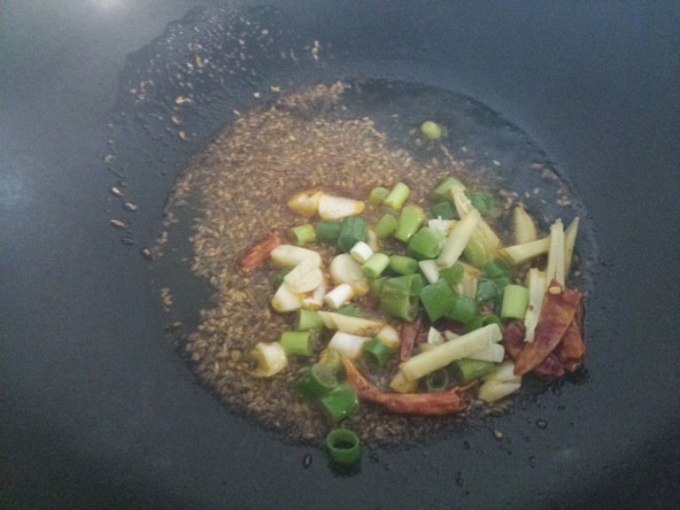 Mutton stir-fried with coriander