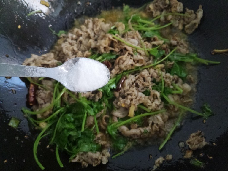 Mutton stir-fried with coriander