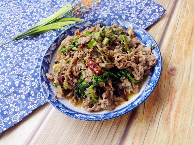 Mutton stir-fried with coriander