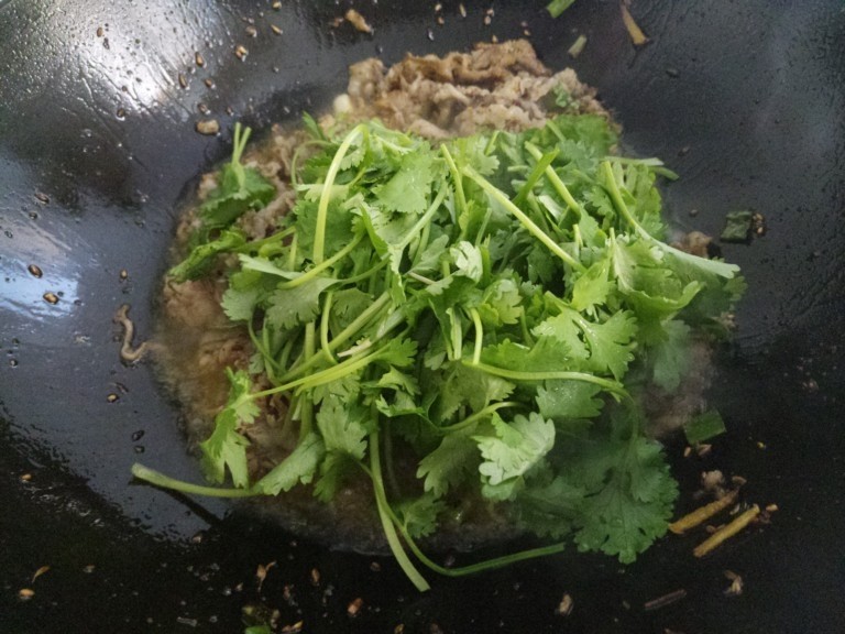 Mutton stir-fried with coriander