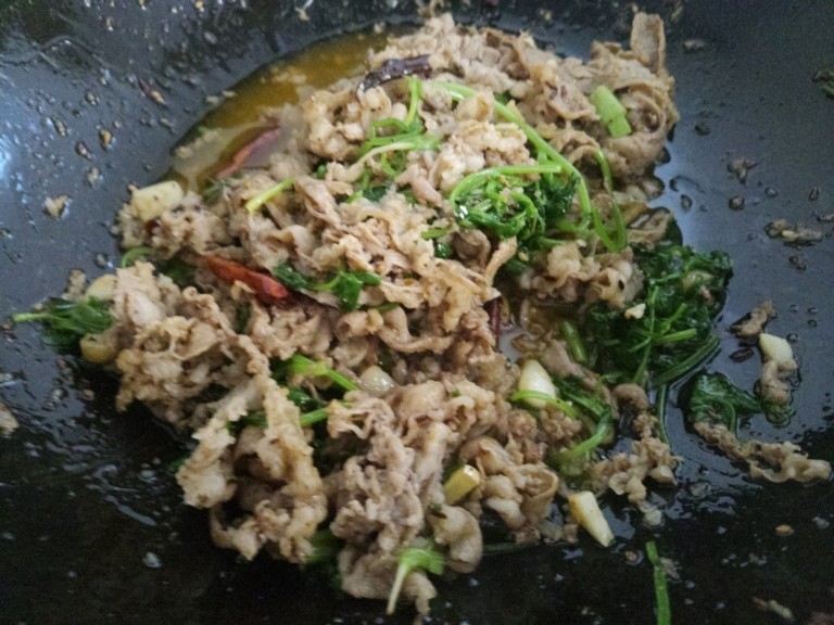 Mutton stir-fried with coriander