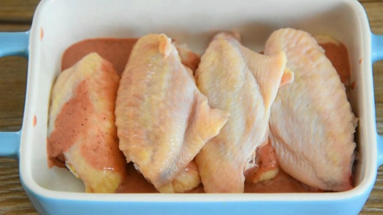 Microwave oven-roasted chicken wings—a snack that is easy to learn and has zero failures