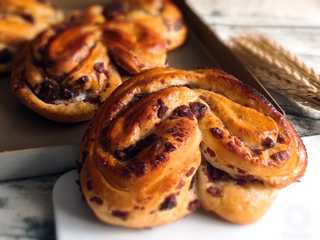 Red bean heart-shaped bread