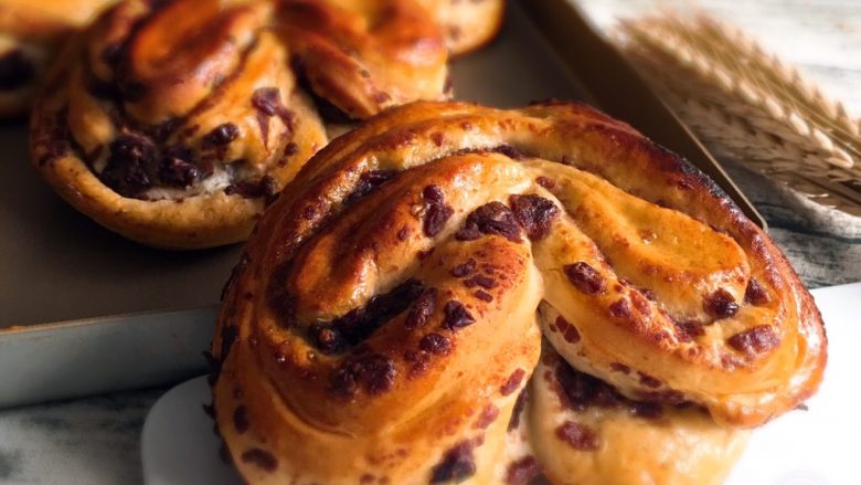 Red bean heart-shaped bread