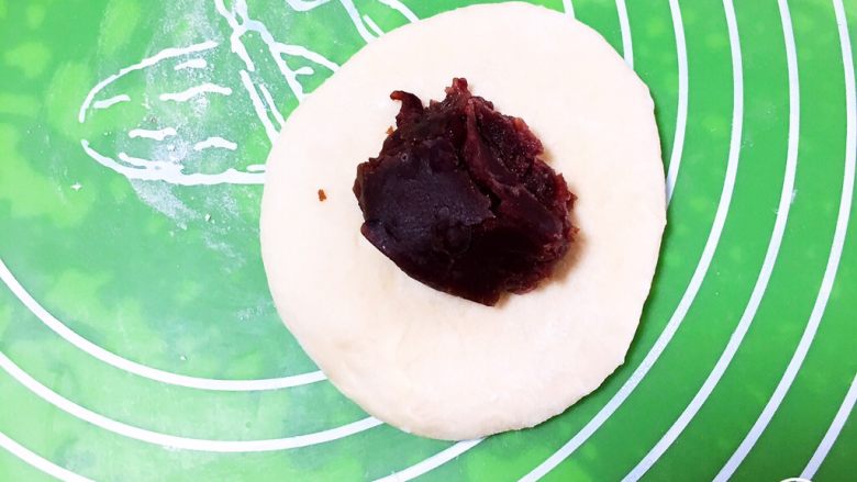 Red bean heart-shaped bread