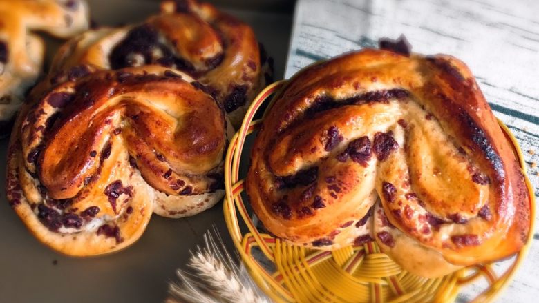 Red bean heart-shaped bread