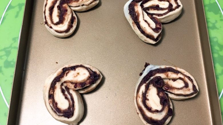 Red bean heart-shaped bread