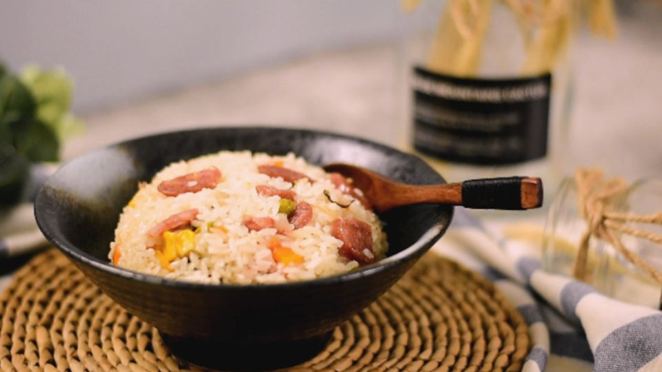 Using an ordinary rice cooker skillfully, you can make delicious claypot rice in minutes. Put it awa