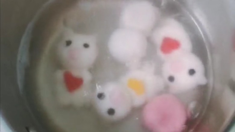 Cartoon glutinous rice balls are transparent and do not crack