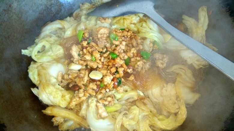 Roasted cabbage with minced meat vermicelli