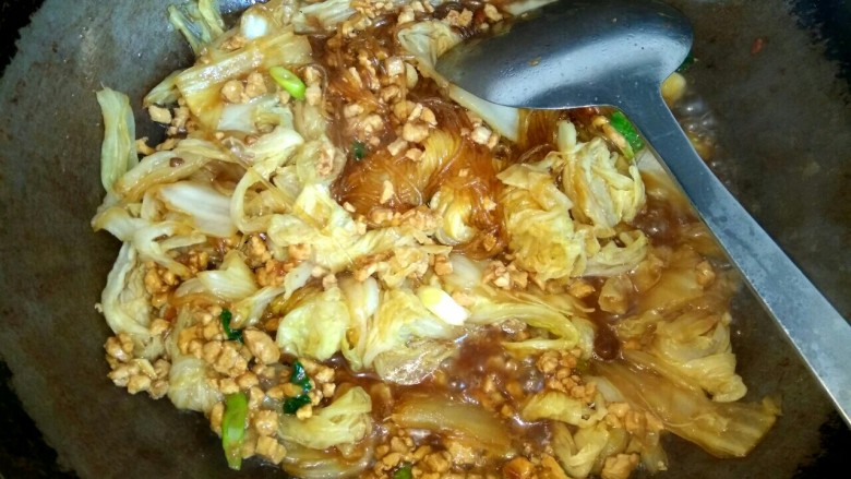 Roasted cabbage with minced meat vermicelli