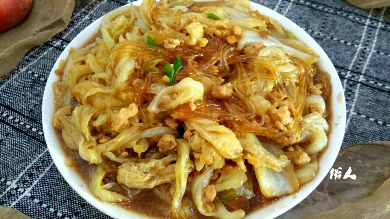 Roasted cabbage with minced meat vermicelli