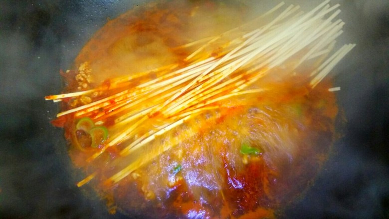 Spicy noodles with minced meat