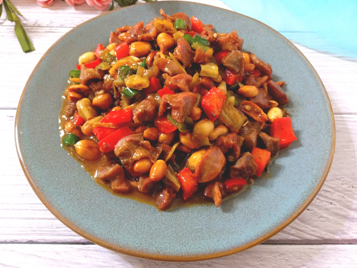 Stir-fried chicken gizzards with sansho pepper and cumin