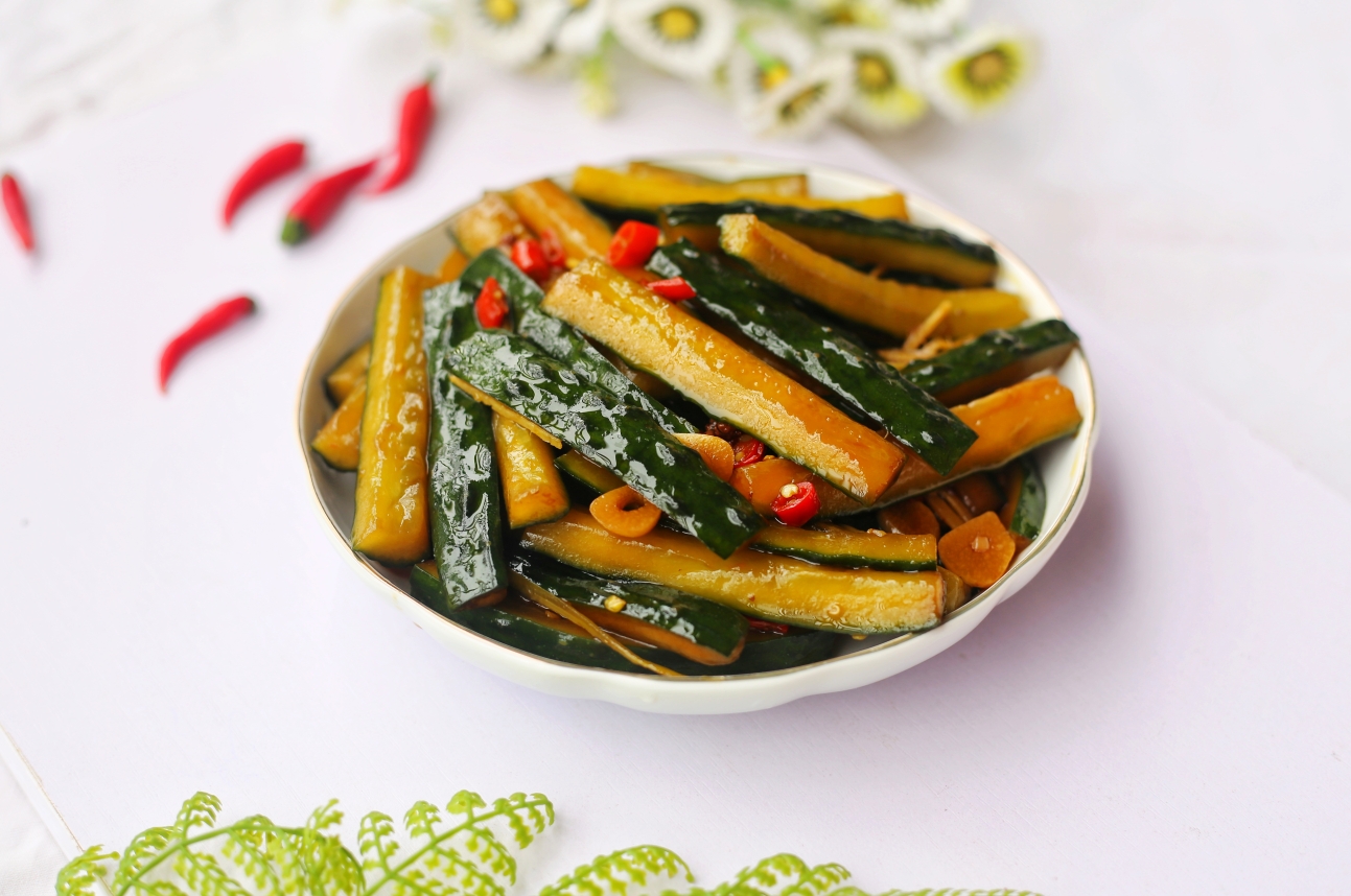 Low-fat and crunchy pickled cucumber sticks for rice