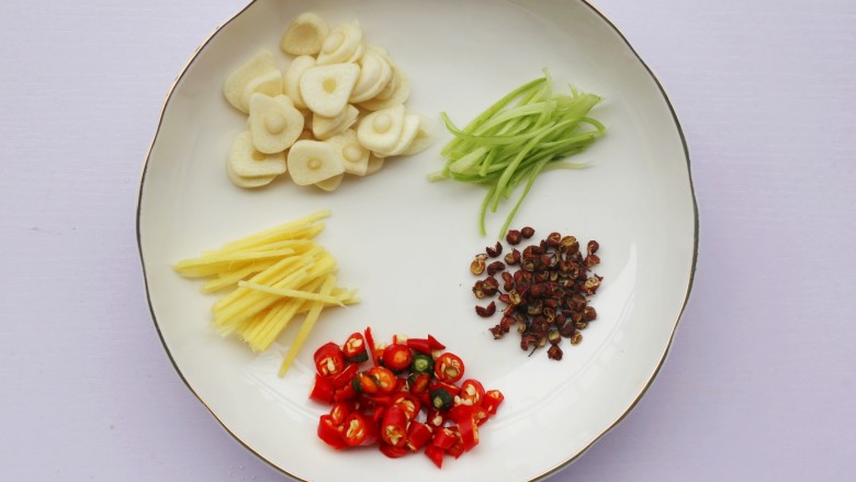 Low-fat, crispy and appetizing pickled cucumber strips