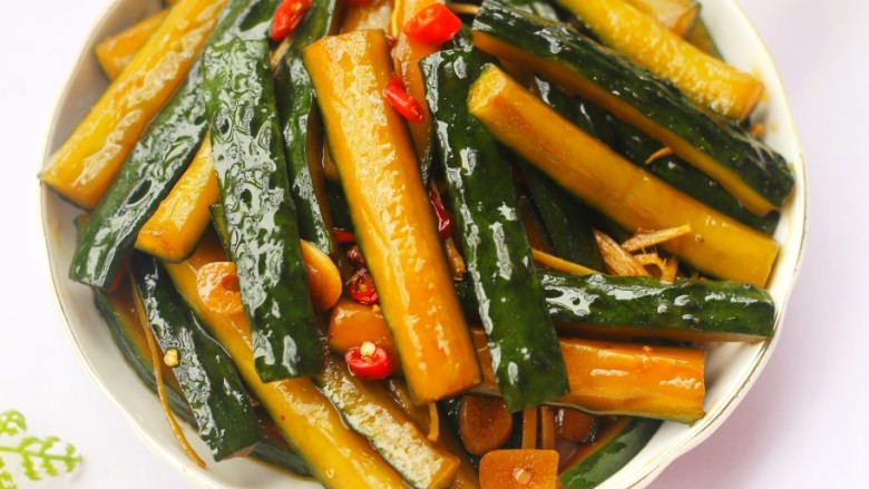 Low-fat, crispy and appetizing pickled cucumber strips