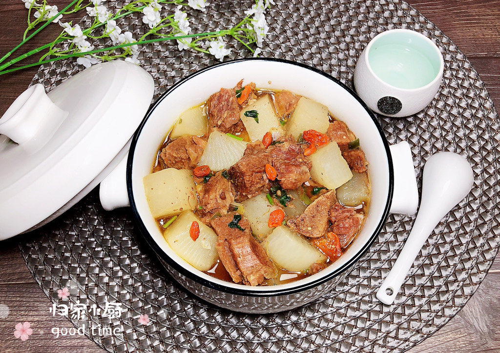 Beef brisket pot with radish