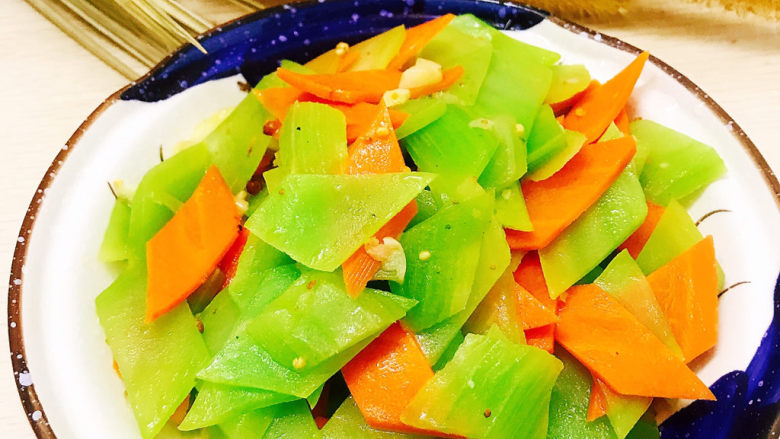 Stir-fried lettuce slices