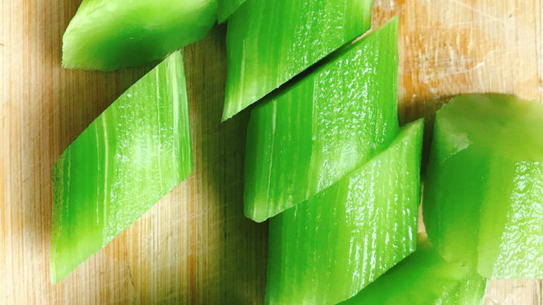 Stir-fried lettuce slices