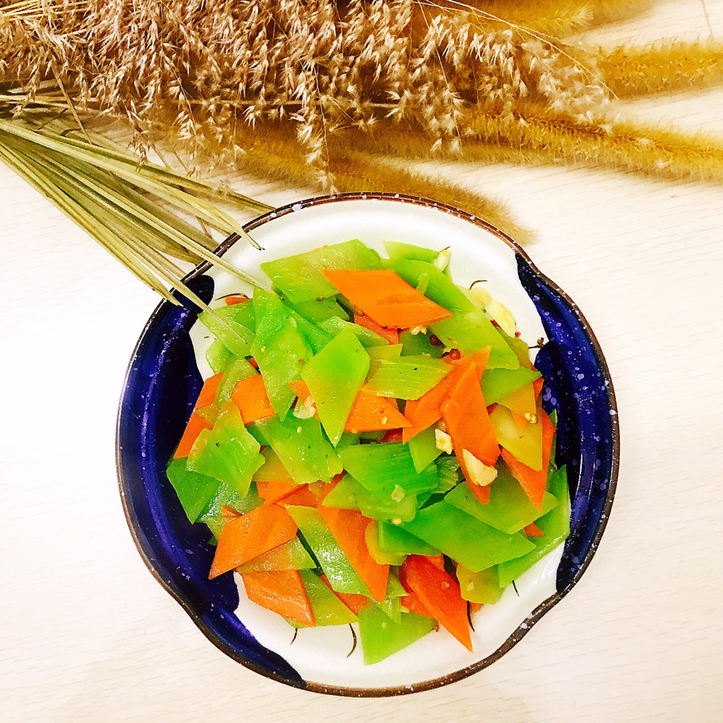 Stir-fried lettuce slices