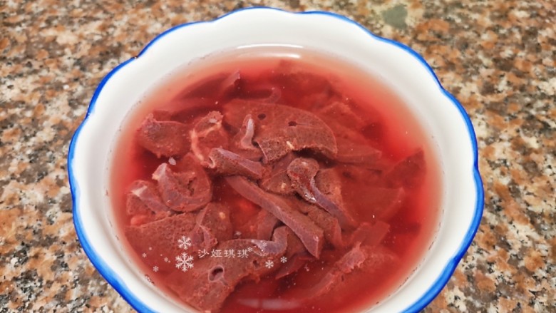 Fried pork liver with garlic sprouts