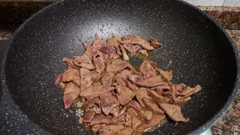 Fried pork liver with garlic sprouts