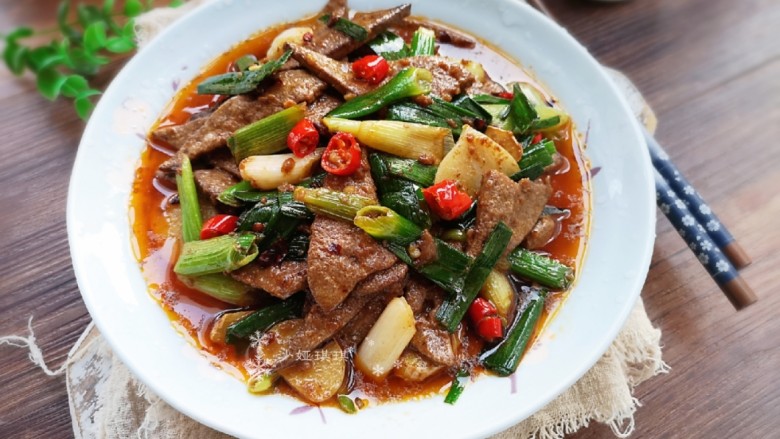 Fried pork liver with garlic sprouts