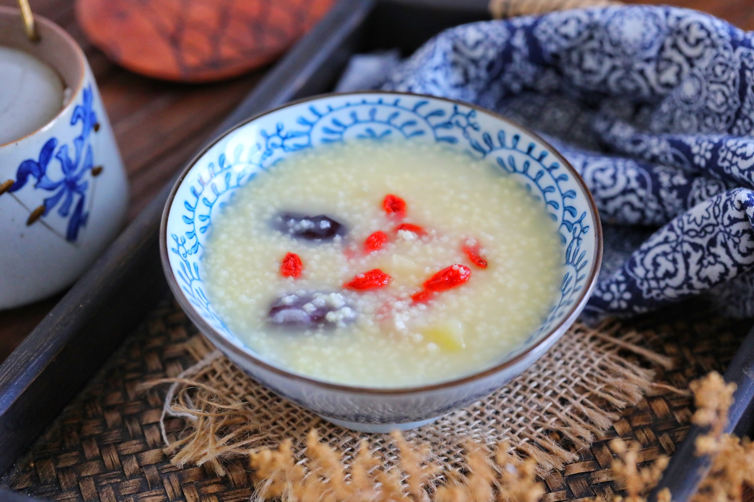 Apple millet porridge