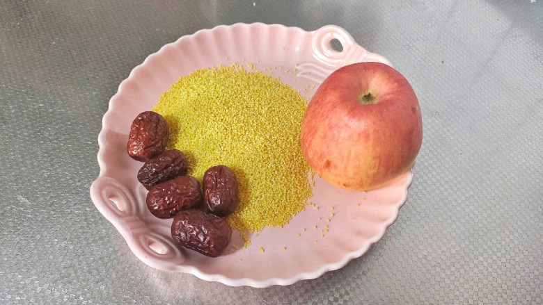 Apple millet porridge