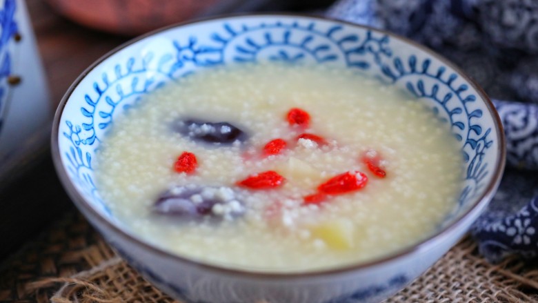 Apple millet porridge