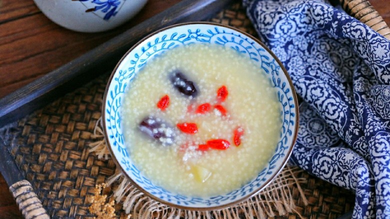 Apple millet porridge