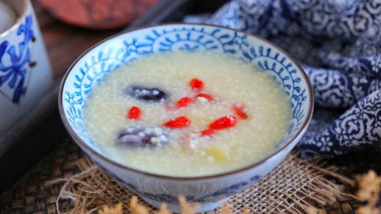 Apple millet porridge