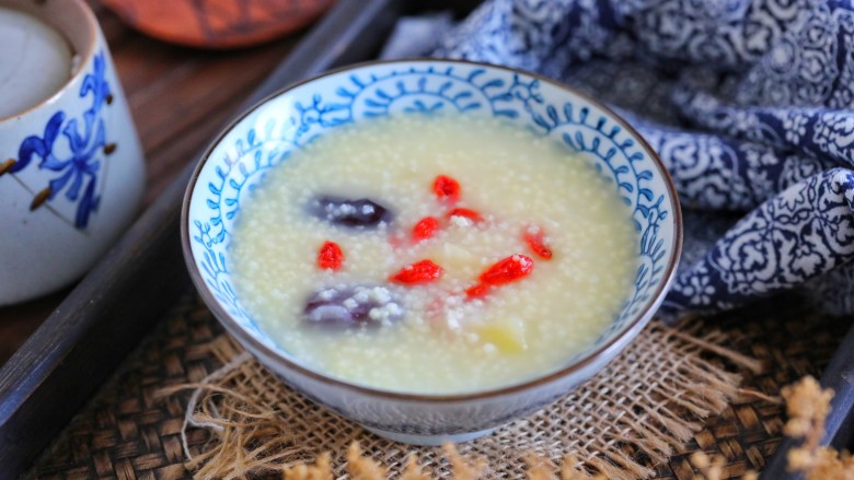 Apple millet porridge