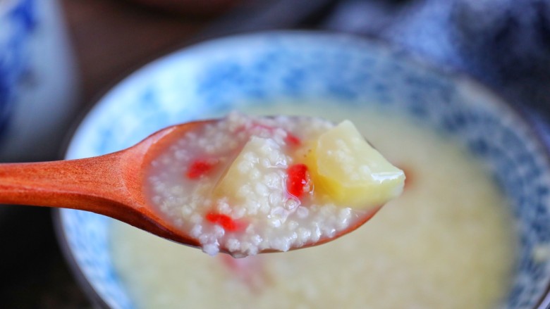 Apple millet porridge