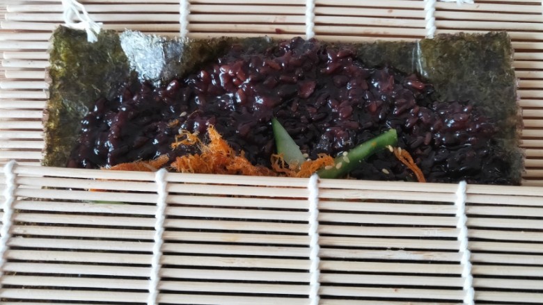 Black rice sushi