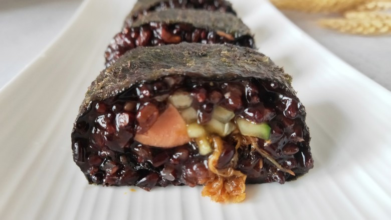 Black rice sushi