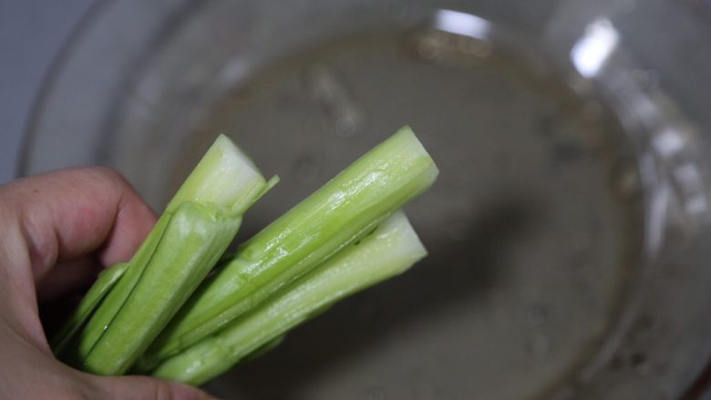 Green vegetable and egg noodles